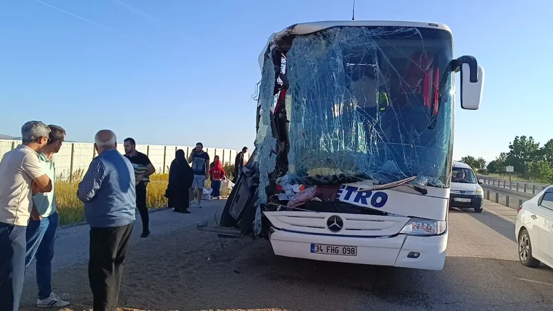 Afyonkarahisar'da TIR ile yolcu otobüsü çarpıştı: 9 yaralı