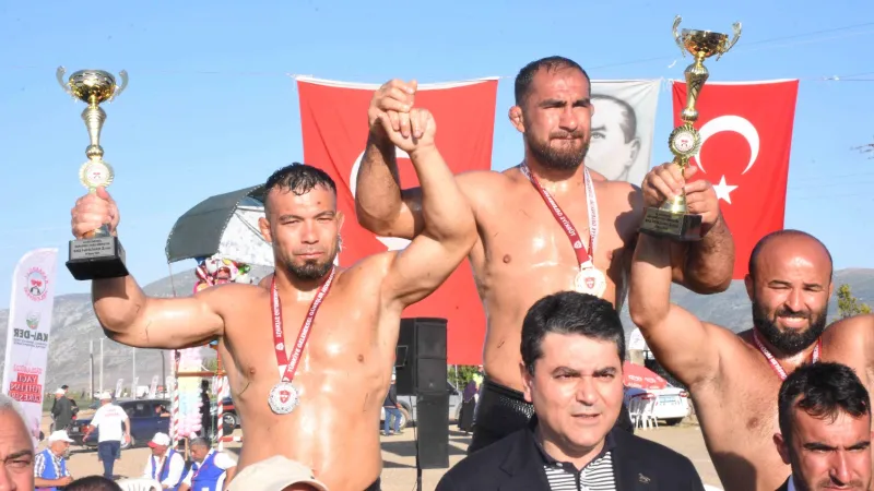 Afyon'da Tarihi Güreş: Başpehlivan Feyzullah Aktürk Zirvede!