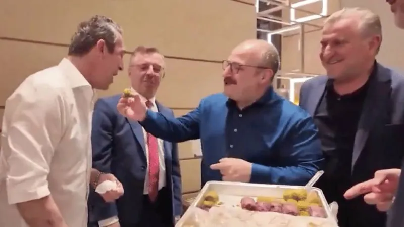 AKP'li Varank'ın Ali Koç'a baklava yedirdiği görüntülerle ilgili çarpıcı iddia: "Anlık gelişmedi, izlediğiniz 3. çekim"