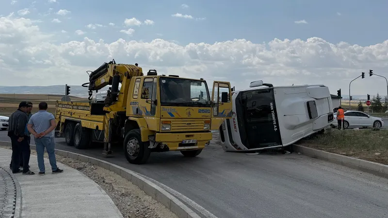 Ankara'da kamyonet ile minibüsün çarpışması sonucu 3 kişi yaralandı