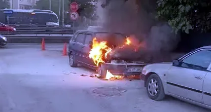 Avcılar'da Otomobil Yangını! Alevler İçinde Kalan Araç