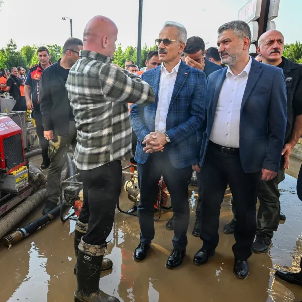 Bakan Uraloğlu, Trabzon'da sel bölgesinde incelemelerde bulundu 