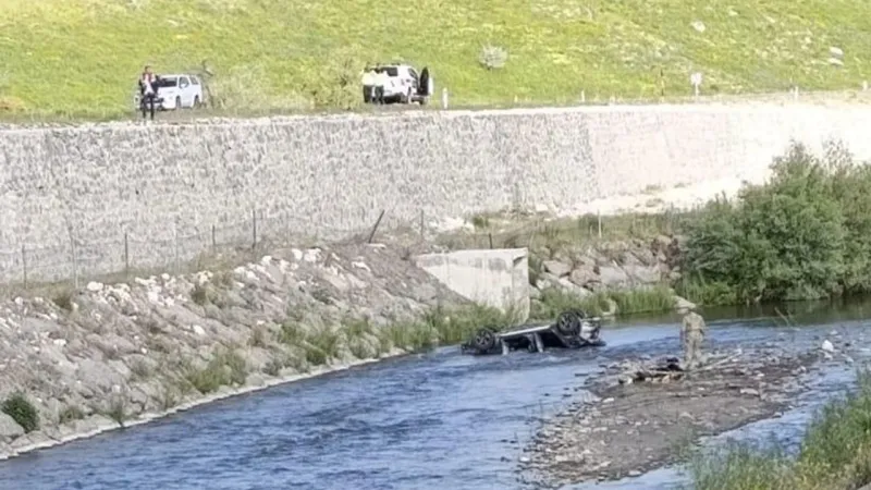 Bayram tatili için yola çıkmışlardı! Dereye uçan araçta aynı aileden üç kişi hayatını kaybetti