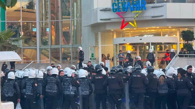 Cevahir önünde gözaltına alınan 120 kişi hâkim karşısına çıktı, dava ertlendi; "Ablukadan çıkmama izin verilmedi, saatlerce ters kelepçeyle bekletildim"