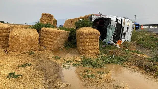 Denizli'de feci kaza! Saman yüklü TIR devrildi: Sürücü öldü, eşi ve çocukları yaralandı