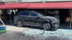 Elazığ’da korkutan kaza: Otomobil kafeye daldı, 1 kişi yaralandı