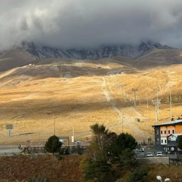 Erciyes'e Kar Sürprizi! Yılın İlk Karı Beyaz Örtüyle Büyüledi!