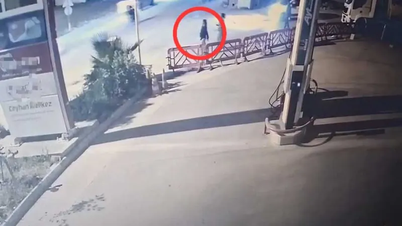 Eski eşini, sokak ortasında ayağından vurdu