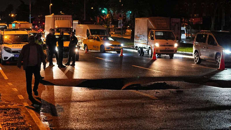 Fatih'te kuvvetli sağanak nedeniyle yol çöktü