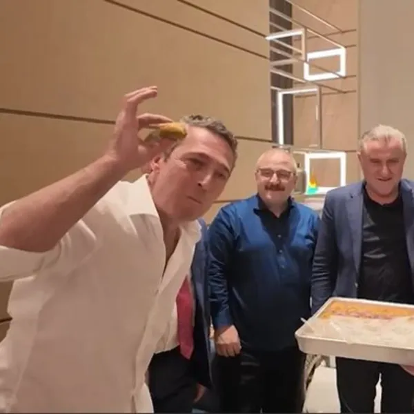 Ali Koç'a Baklava Sürprizi! Final Öncesi Tatlı Jest