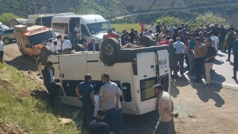 Hakkari'de öğrenci servisi devrildi: 14 yaralı