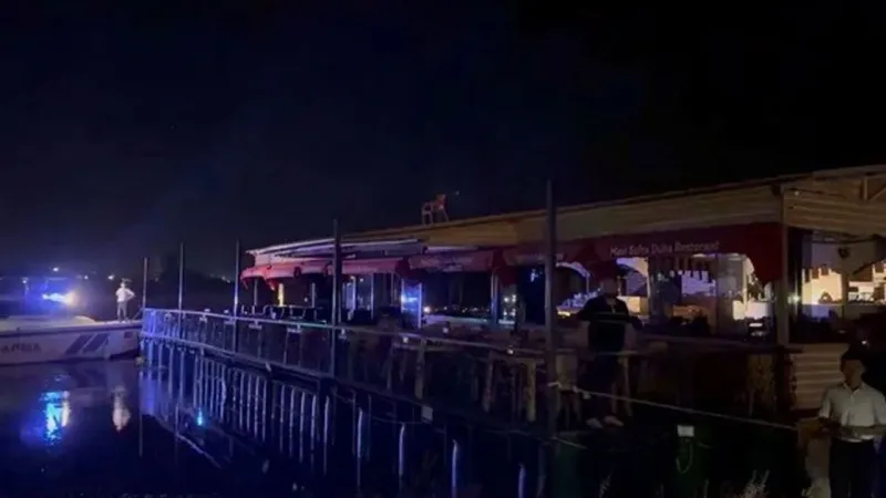 Halat koptu, restoran Fırat Nehri'nde sürüklendi