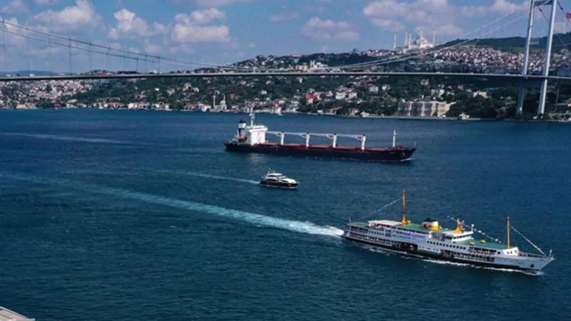 İstanbul Boğazı'nda gemi trafiği çift yönlü askıya alındı