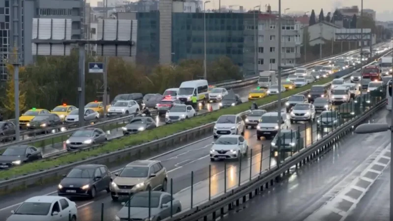 İstanbul'da sağanak etkili oldu: Trafik yoğunluğu yüzde 80'e ulaştı