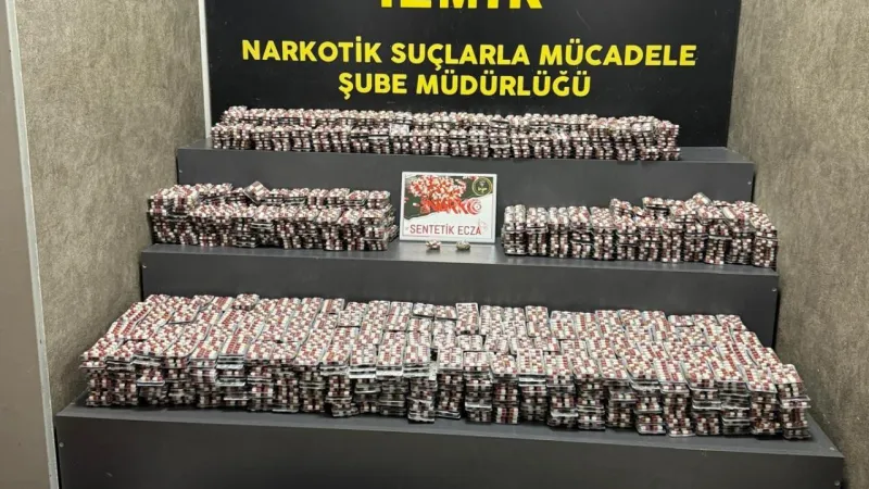 İzmir'de 79 bin 854 sentetik ecza hapı ele geçirildi