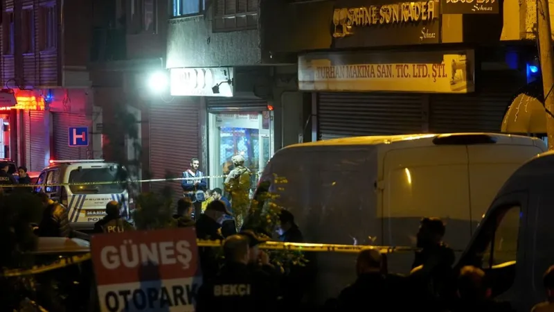 Kağıthane'de iş yerine patlayıcı madde atılması sonucu 7 kişi yaralandı