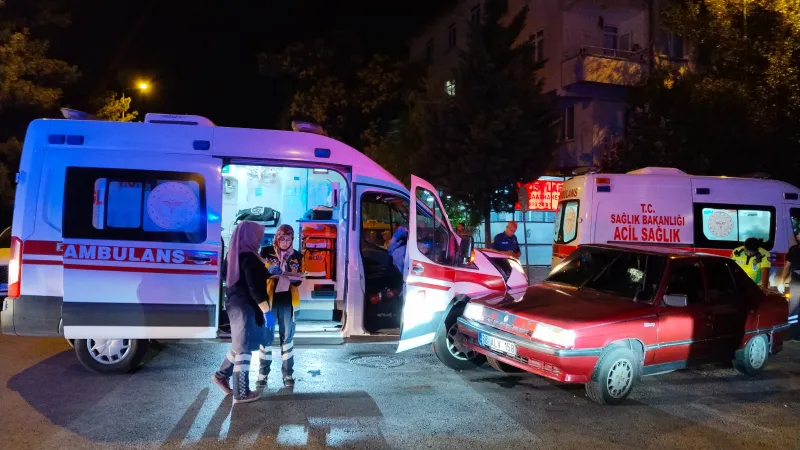 Kayseri'de ambulans ile otomobil çarpıştı: İki yaralı