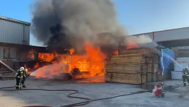 Kocaeli'de Kereste Deposunda Korkutan Yangın! İşte Son Durum