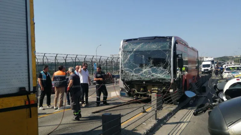 İstanbul'da Metrobüs Kazası! Bariyerlere Çarptı, İşte Son Durum
