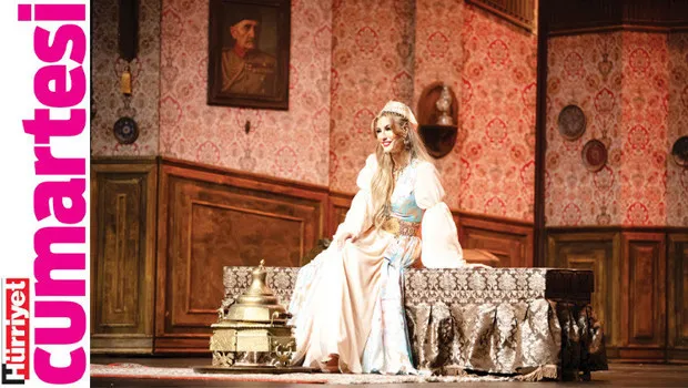 Çağla Şıkel'in Sırrı Ne? 30 Yıl Sonra Aynı Zarafet!