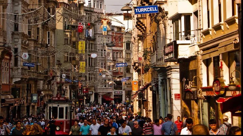 İstiklal Caddesi Rekor Kırdı! 2024'te Ziyaretçi Sayısı Şoke Etti!