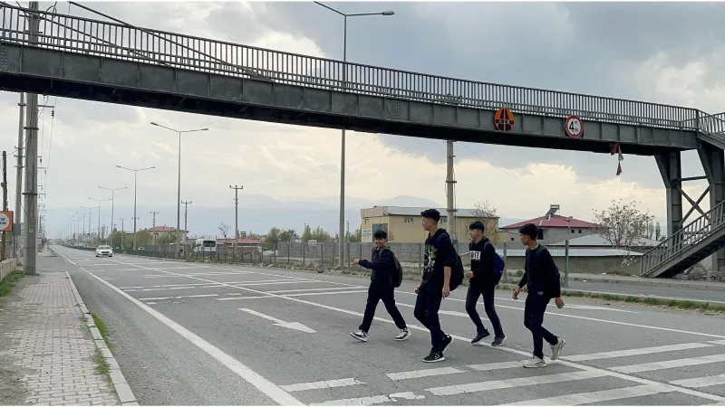 Iğdır'da Üst Geçit İsyani: Öğrenciler Neden Kullanmıyor? Şok Gerekçe!
