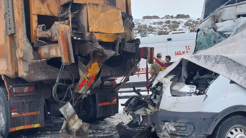 Ardahan'da Feci Kaza! Kar Kürüme Aracına Çarptı: 1 Ölü, 2 Yaralı