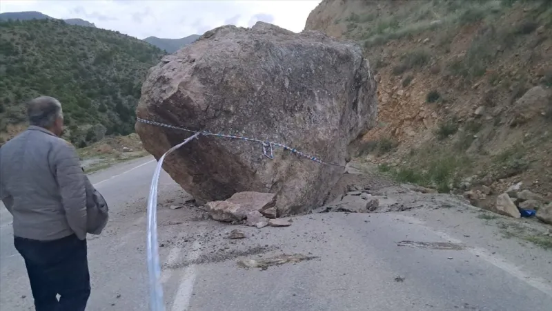 Artvin'de Korkutan Kaya Düşmesi! Yol Tek Şeride Düştü