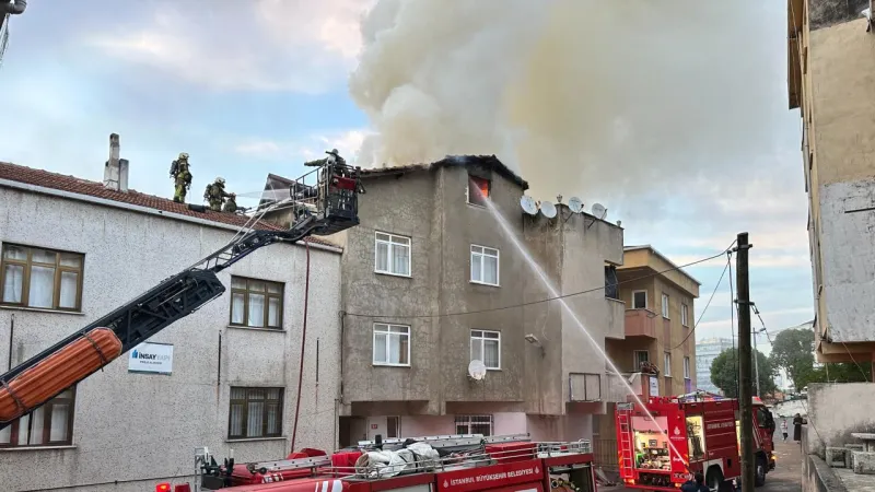 Ataşehir'de Bina Alevlere Teslim! Çatı Katında Korkunç Yangın