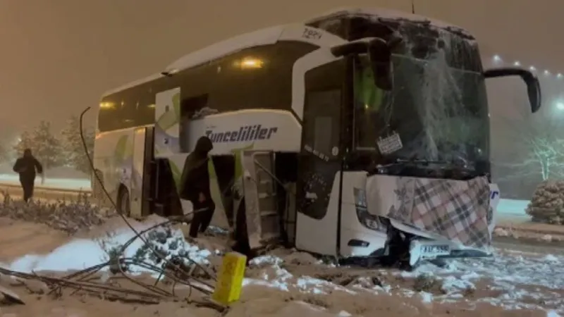 Erzincan'da Otobüs Kazası! Kar Esareti: 2 Yaralı