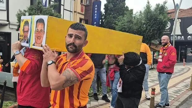 GS Taraftarından Şok Eylem! Fener Renklerinde Tabutla Yürüyüş!