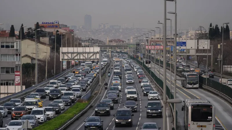İstanbul bayram trafiğinde kilitlendi: Yoğunluk yüzde 74'e ulaştı