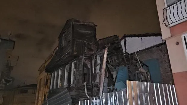 İstanbul'da Lodos Kabusu! Bina Çöktü, Çatılar Uçtu! İşte Son Durum