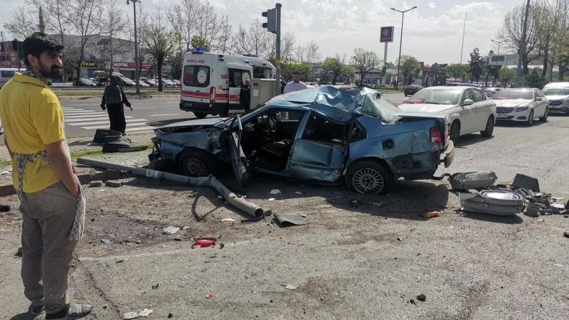 Kayseri'de Korkunç Kaza! Otomobil Kamyonetle Çarpıştı: Son Durum