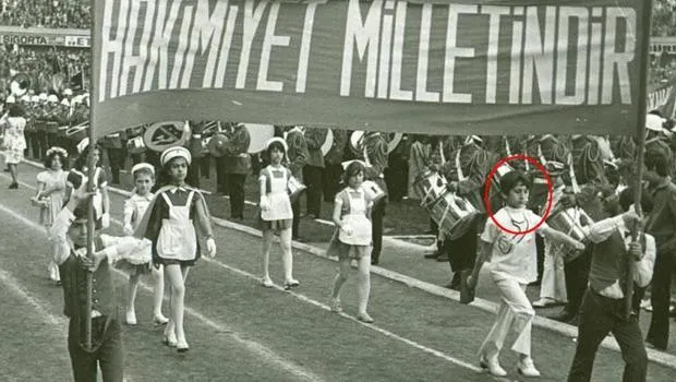 Ünlülerden 23 Nisan Coşkusu! Nostaljik Paylaşımlar Göz Doldurdu