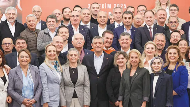 Özgür Özel'den CHP'li Başkanlara Övgü: İktidarın Ayak Sesleri!
