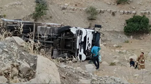 Şırnak'ta tır şarampole devrildi: Sürücü ağır yaralandı