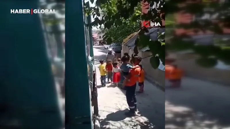 Temizlik İşçisinden Duygulandıran Hareket: Çocuklara Çikolata Sürprizi!