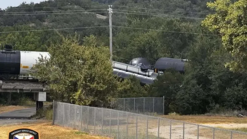 Texas’ta tehlikeli madde taşıyan tren raydan çıktı: 35 vagon devrildi
