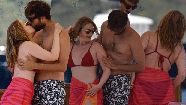 Ünlü oyuncu ve sevgilisi tatilde aşka geldi!