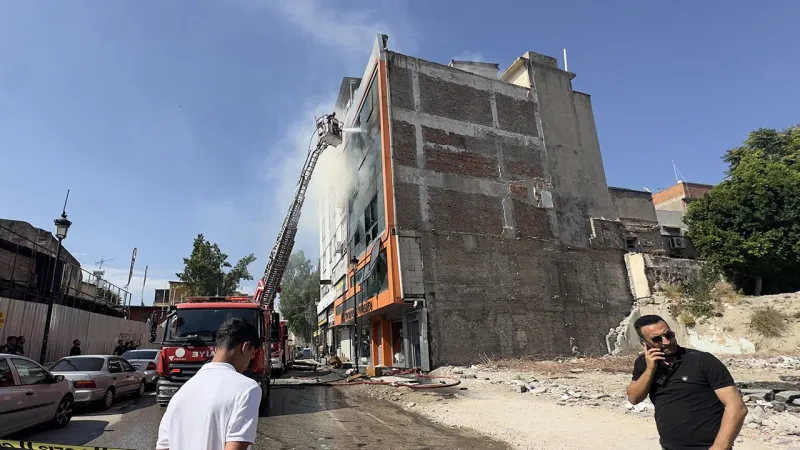 Yangında can pazarı: Kurtulmak için camdan atladılar