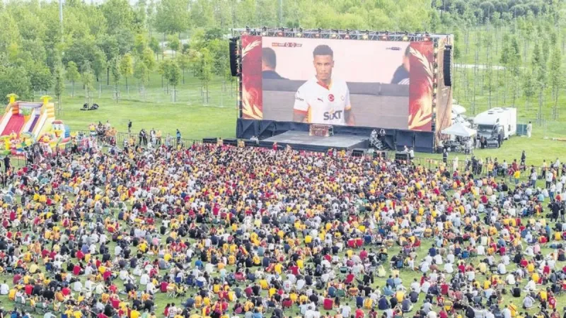 Yenikapı'da Şampiyonluk Coşkusu! Galatasaray Taraftarı Akın Akın!